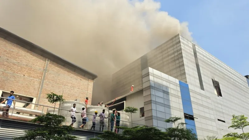 টঙ্গীর ড্রাগ ইন্টারন্যাশনাল ওষুধ কারখানার অগ্নিকাণ্ডে ১৪টি ফায়ার ইউনিট কাজ করছে