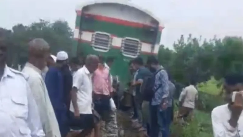 ট্রেন লাইনচ্যুত, ঢাকার সঙ্গে উত্তরবঙ্গের ট্রেন চলাচল বন্ধ