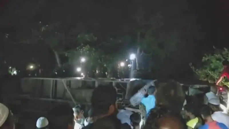 জামায়াতের লংমার্চ বাসে দুর্ঘটনা, পথচারী নিহত, অন্তত ৩০ আহত